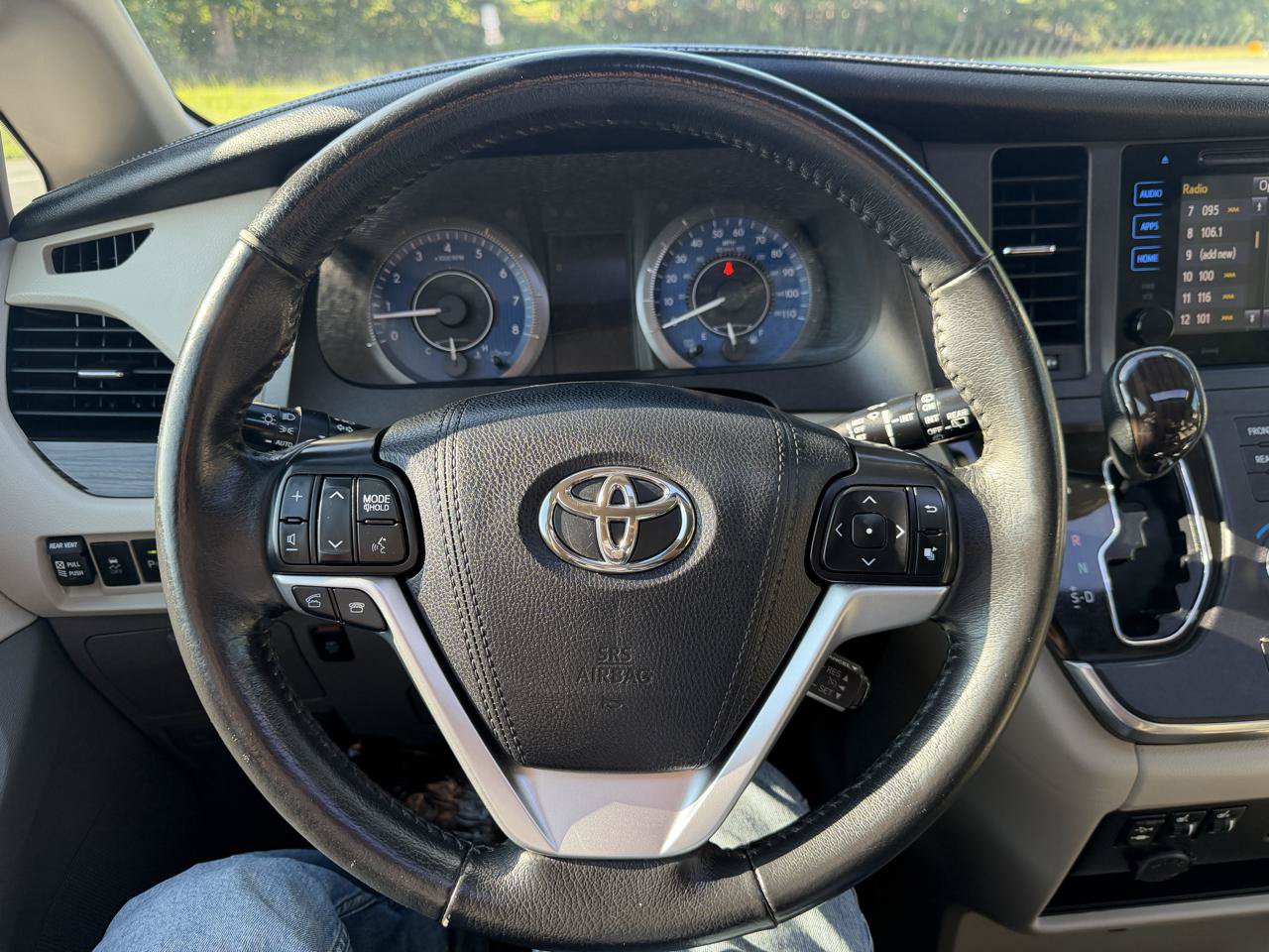 Used 2017 Toyota Sienna XLE w/ XLE Navigation Package FWD image 15
