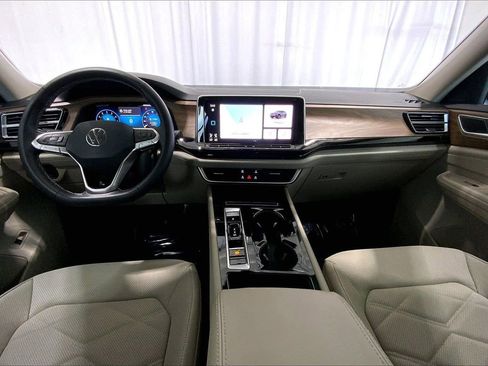 Used 2024 Volkswagen Atlas SE w/ Black Wheel Package FWD image 15