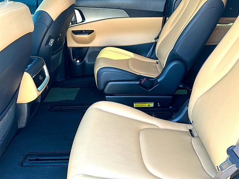 Used 2024 Kia Carnival LX image 18