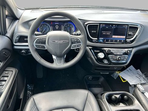 New 2026 Chrysler Pacifica Select image 4