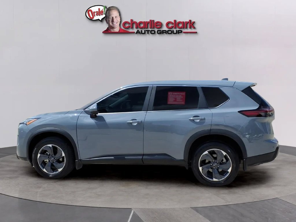 Used 2026 Nissan Rogue SV FWD image 2