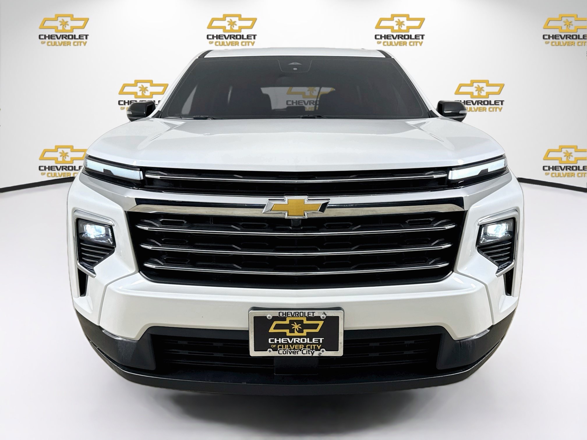 Used 2025 Chevrolet Traverse LT FWD image 2