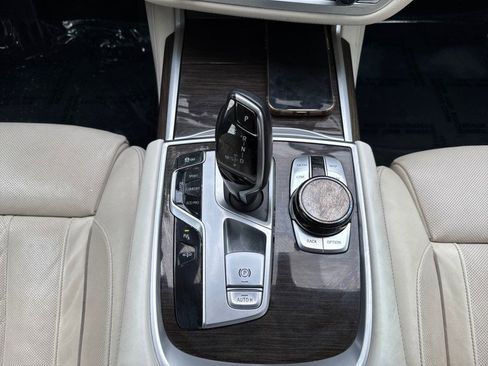 Used 2018 BMW 750i xDrive AWD/4WD image 27