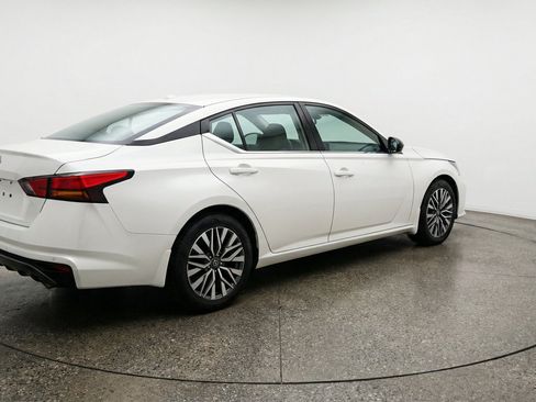 Used 2025 Nissan Altima 2.5 SV FWD image 9