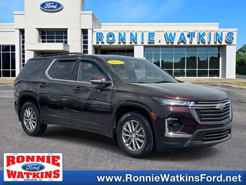 Used 2023 Chevrolet Traverse LT image 1