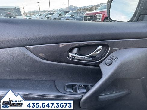 Used 2018 Nissan Rogue SV image 9