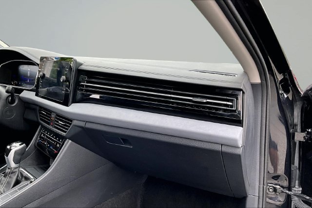 Used 2025 Volkswagen Jetta SE FWD image 25