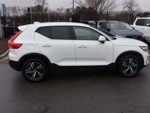 Used 2025 Volvo XC40 B5 Core image 11