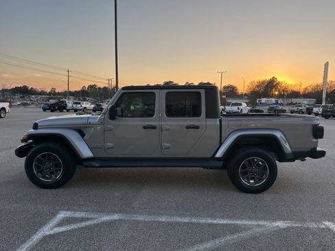 Used 2020 Jeep Gladiator Overland image 4