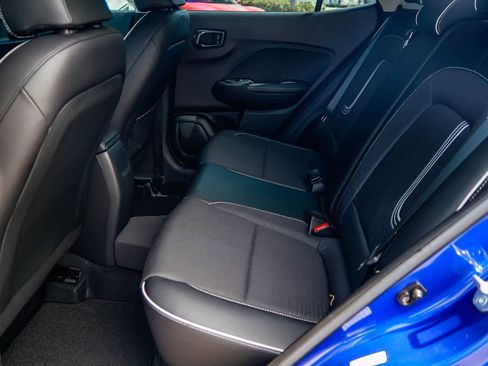 Used 2023 Hyundai Venue Limited image 17