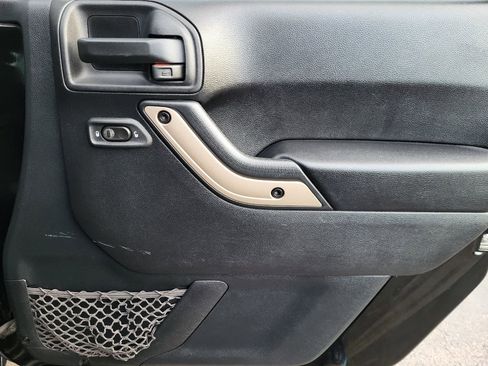 Used 2016 Jeep Wrangler Unlimited Sahara image 23