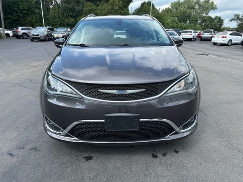 Used 2018 Chrysler Pacifica Touring-L Plus FWD image 8