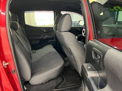 Used 2017 Toyota Tacoma TRD Off-Road w/ Tow Package AWD/4WD image 10