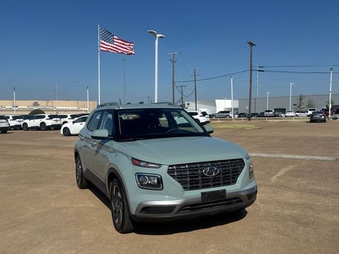 Used 2025 Hyundai Venue SEL FWD image 2
