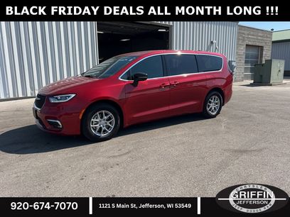 Used 2025 Chrysler Pacifica Select