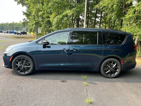 Certified 2025 Chrysler Pacifica Limited FWD image 6