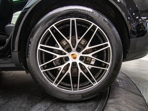 Used 2025 Porsche Cayenne AWD/4WD image 30