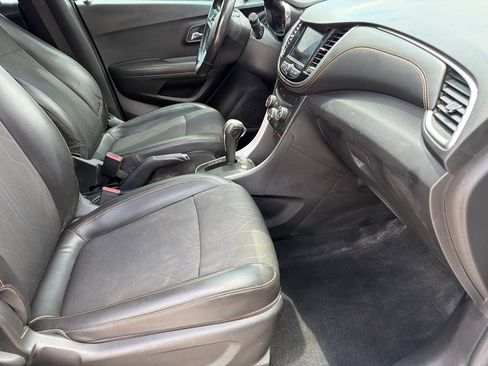 Used 2020 Chevrolet Trax LT w/ LT Convenience Package FWD image 17