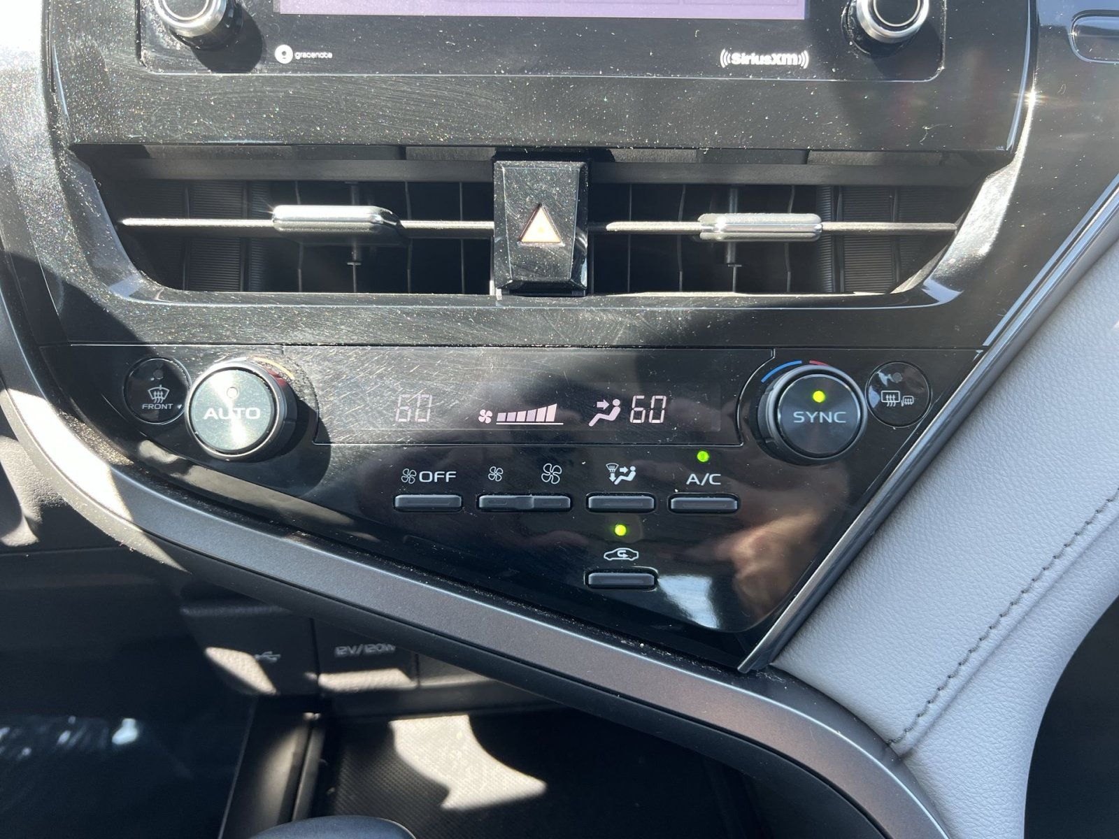 Used 2022 Toyota Camry SE FWD image 20