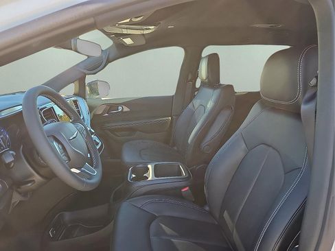 New 2026 Chrysler Pacifica Select image 14