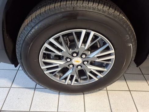 Used 2025 Chevrolet Traverse LT FWD image 5