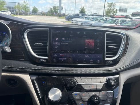 Used 2023 Chrysler Pacifica Limited FWD image 10