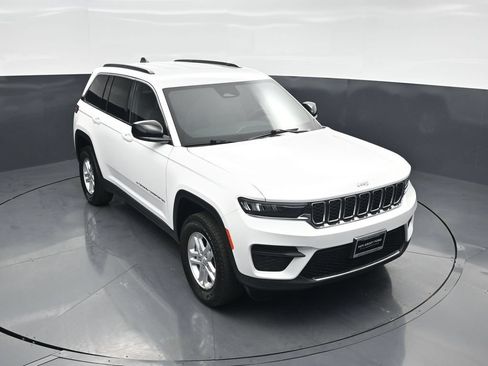 Used 2025 Jeep Grand Cherokee Laredo w/ Luxury Tech Group I AWD/4WD image 32
