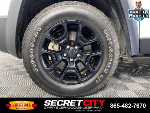 Used 2019 Jeep Cherokee Trailhawk AWD/4WD image 9