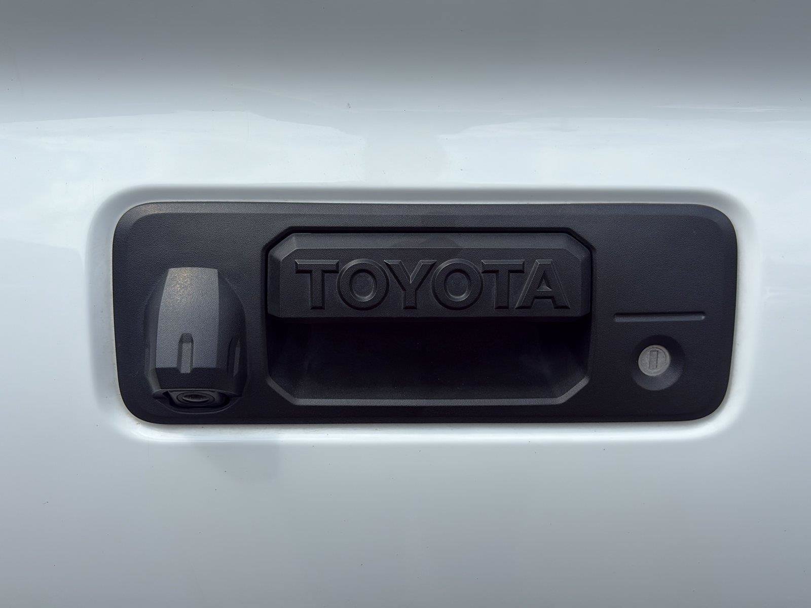 Used 2022 Toyota Tacoma TRD Off-Road AWD/4WD image 17