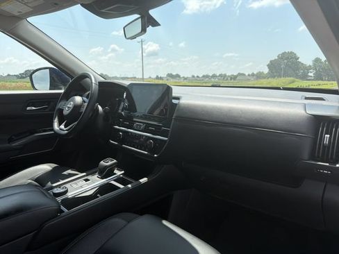 Used 2025 Nissan Pathfinder SL AWD/4WD image 19