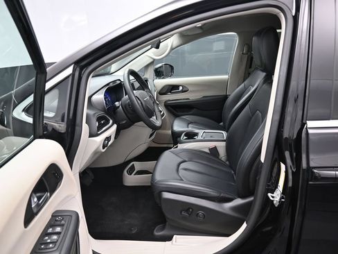 Used 2024 Chrysler Pacifica Touring-L FWD image 9