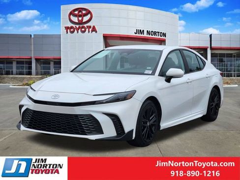 Used 2025 Toyota Camry SE image 3