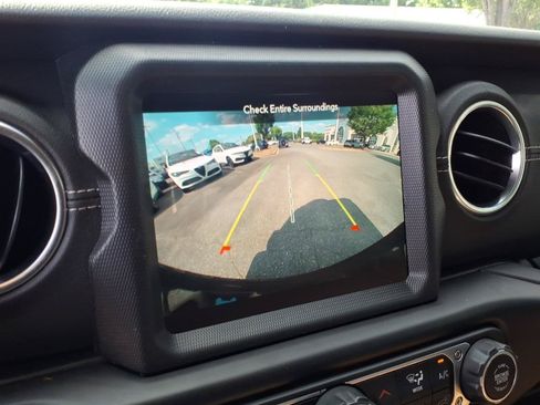 Used 2023 Jeep Wrangler Unlimited Sahara w/ Cold Weather Group AWD/4WD image 4