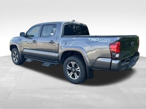Used 2018 Toyota Tacoma TRD Sport AWD/4WD image 4