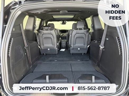New 2027 Chrysler Pacifica Limited w/ Family Tech Group AWD/4WD image 33