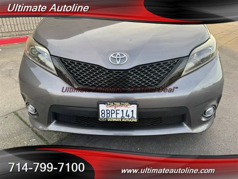 Used 2017 Toyota Sienna SE Premium image 8