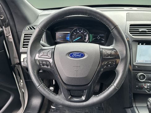 Used 2018 Ford Explorer XLT w/ Equipment Group 202A image 11