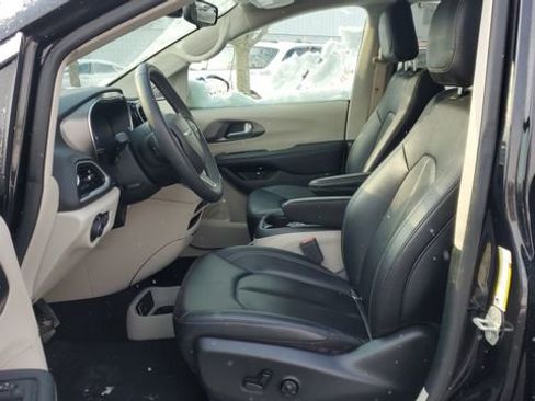 Certified 2024 Chrysler Pacifica Touring-L image 5