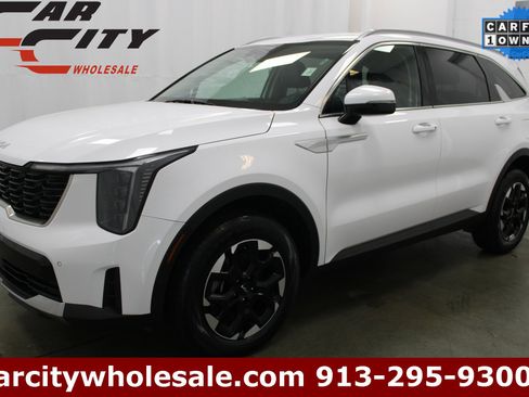 Used 2024 Kia Sorento S image 1