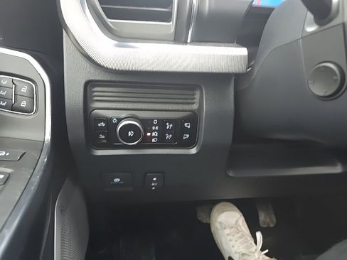 Used 2025 Ford F250 Platinum image 19