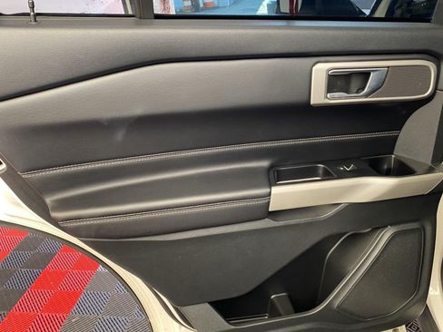 Used 2022 Ford Explorer XLT w/ Equipment Group 202A AWD/4WD image 19