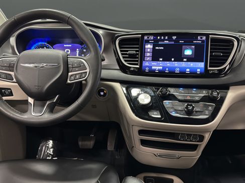 Used 2023 Chrysler Pacifica Touring-L FWD image 10