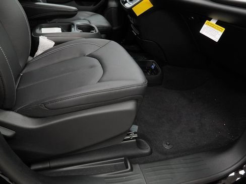 New 2027 Chrysler Pacifica Select FWD image 33