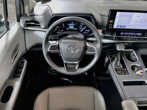Certified 2025 Toyota Sienna XLE FWD image 19