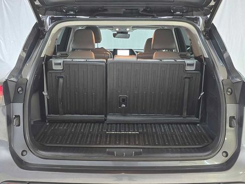 Used 2023 Toyota Highlander XLE AWD/4WD image 14