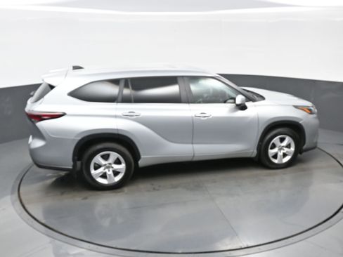 Used 2024 Toyota Highlander LE AWD/4WD image 41