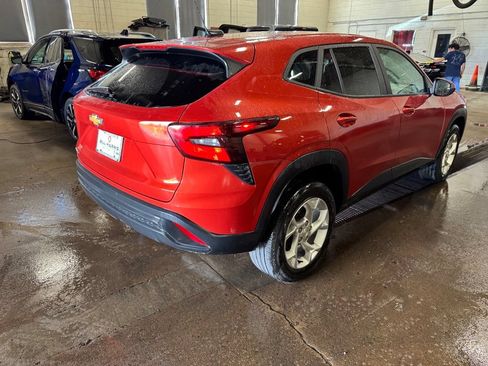 Used 2024 Chevrolet Trax LS w/ LS Convenience Package FWD image 3