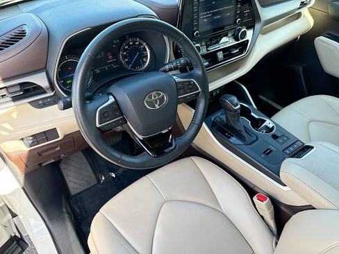 Used 2021 Toyota Highlander XLE image 26