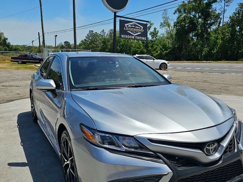 Used 2022 Toyota Camry SE image 3