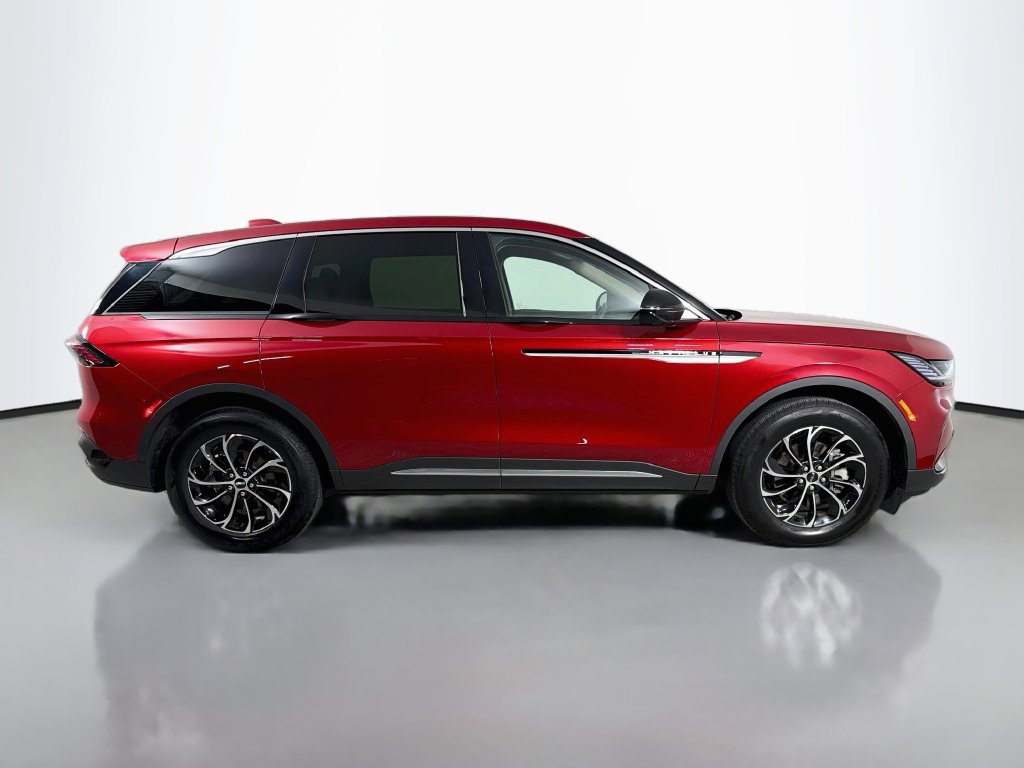 Used 2025 Lincoln Nautilus Premier AWD/4WD image 4